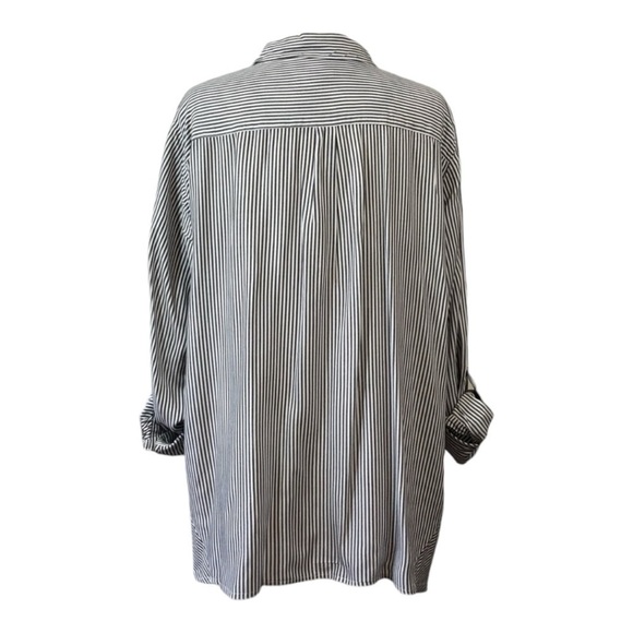 Premise Studio Gray White Stripe Sharkbite Hem Top 2X - Picture 4 of 14
